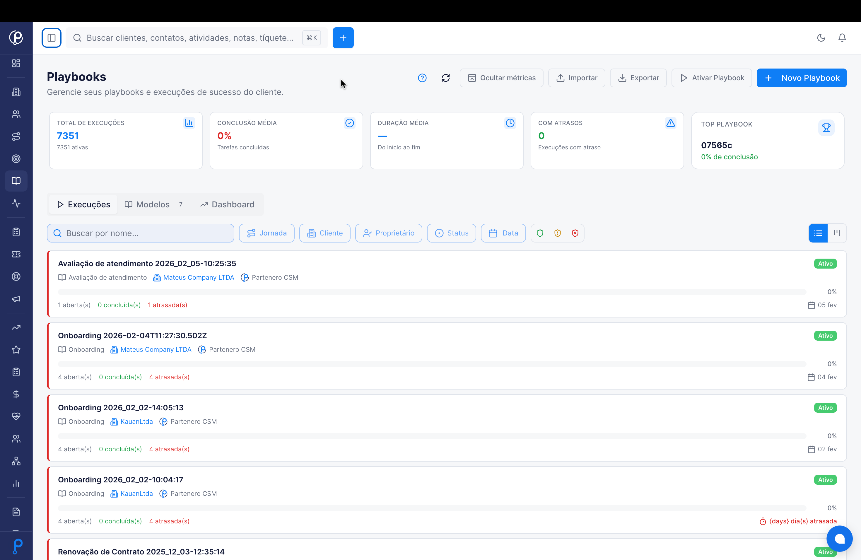 Playbooks automáticos com gatilhos, ações e medição de impacto